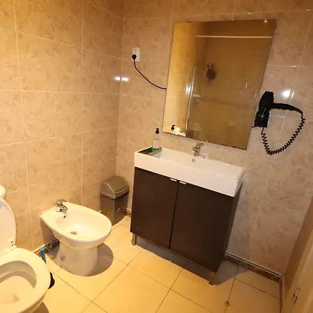 Center בית הארחה 2*